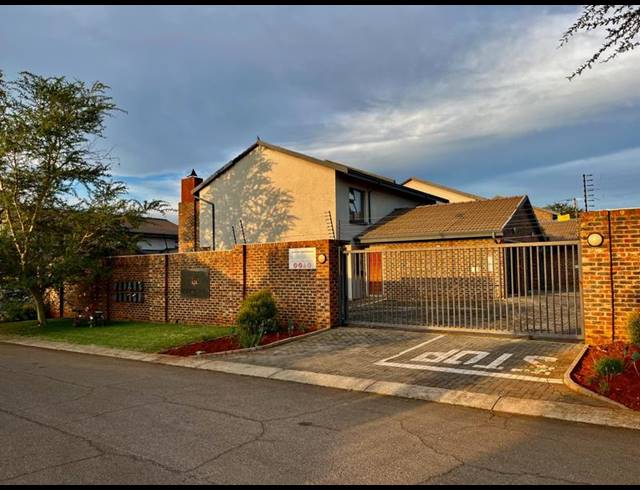 3 BEDROOM TOWNHOUSE FOR SALE IN MONTANA TUINE